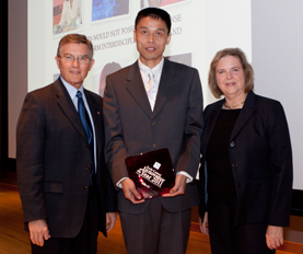 Yebo Li accepting the early career innovator of the year award.